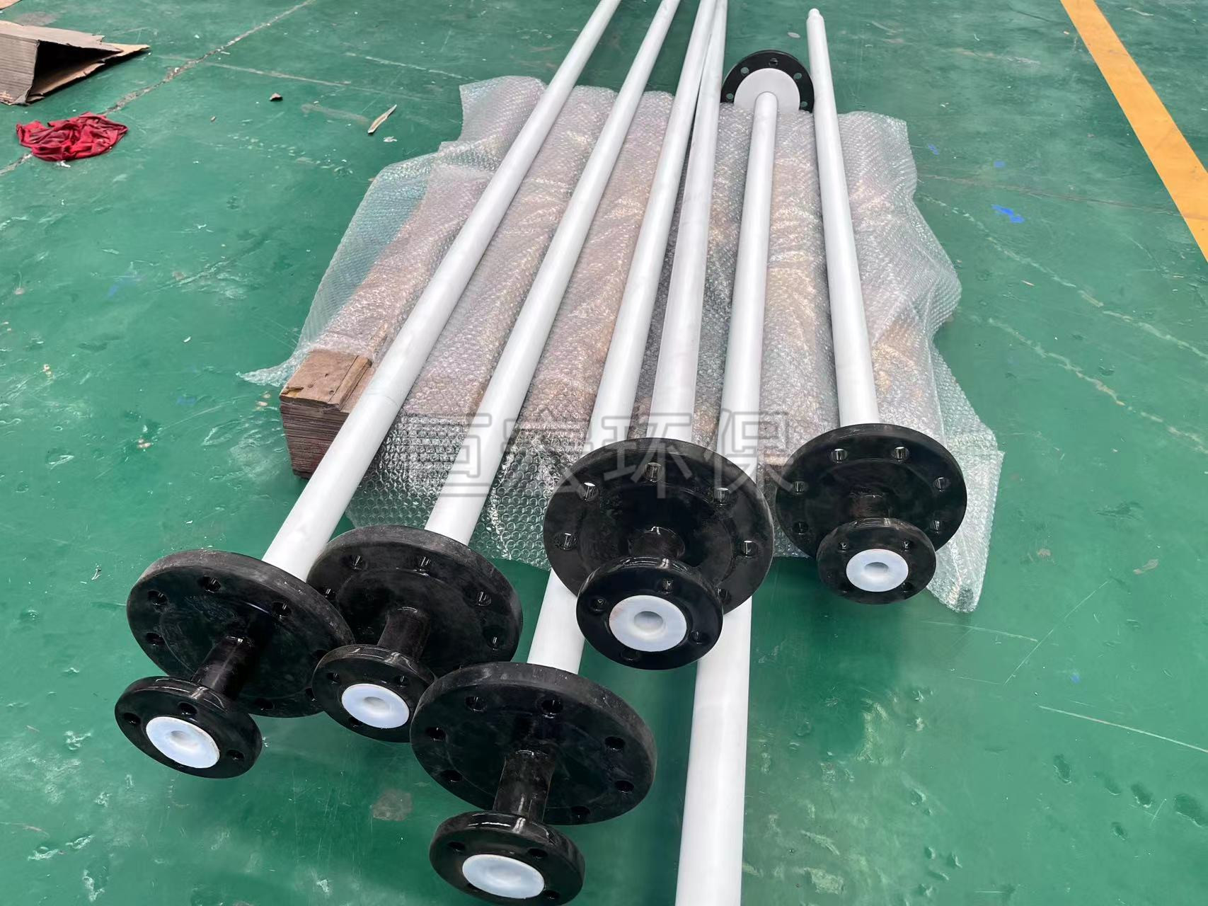 内衬聚四氟乙烯（PTFE）